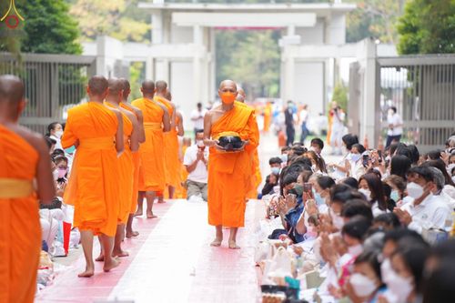 ภาพ No.69709:พิธีตักบาตรพระธรรมยาตราฯ ในโครงการธรรมยาตรากตัญญูบูชา มหาปูชนียาจารย์ พระมงคลเทพมุนี(สด จนฺทสโร) พระผู้ปราบมาร ปีที่ 11 ณ อนุสรณ์สถานลำดับที่ 1 สถานที่เกิดด้วยรูปกายเนื้อ อนุสรณ์สถานมหาวิหารพระมงคลเทพมุนี อ.สองพี่น้อง จ.สุพรรณบุรี