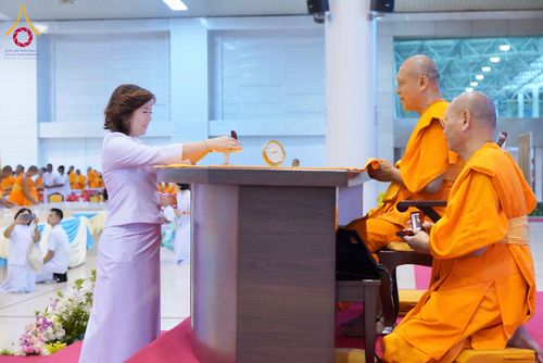 ภาพ No.338013:วันอาทิตย์ต้นเดือน 5 กรกฎาคม พ.ศ.2569 สัมมนาพิเศษ พิธีมอบพระของขวัญ ณ ห้องแก้วสารพัด1 วัดพระธรรมกาย