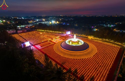 ภาพ No.109711:พิธีจุดประทีปถวายเป็นพุทธบูชา และบูชาธรรมมหาปูชนียาจารย์ วันที่ 10 มกราคม พ.ศ. 2567 ณ อนุสรณ์สถานคลองบางนางแท่น อ.สามพราน จ.นครปฐม