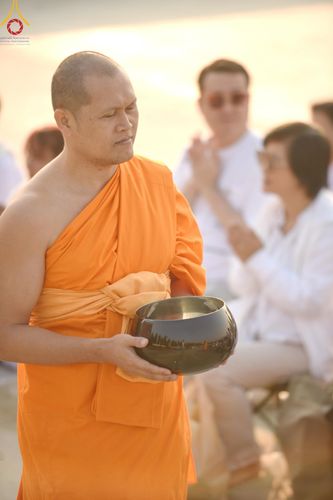 ภาพ No.201164:พิธีตักบาตรพระธรรมยาตรา ณ อนุสรณ์สถานลำดับที่ 5 สถานที่เผยแผ่วิชชาธรรมกายครั้งแรก อนุสรณ์สถานบางปลา วัดบางปลา อำเภอบางเลน จังหวัดนครปฐม ในโครงการธรรมยาตรา กตัญญูบูชา มหาปูชนียาจารย์ พระมงคลเทพมุนี(สด จนฺทสโร) พระผู้ปราบมาร อนุสรณ์สถาน 7 แห่ง ปีที่ 13