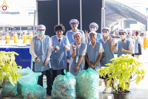 ภาพ No.58956:V.40 ภัตตาหารพระหมื่นวัด เราจัดให้ การปฏิบัติงานของเจ้าหน้าที่และอาสาสมัคร เพื่อรับบุญในการถวายภัตตาหาร แด่คณะสงฆ์ 10,000 กว่าวัดทั่วประเทศ ที่มาร่วมงานวันคุ้มครองโลก จันทร์ที่ 22 เมษายน พ.ศ. 2567 ณ วัดพระธรรมกาย