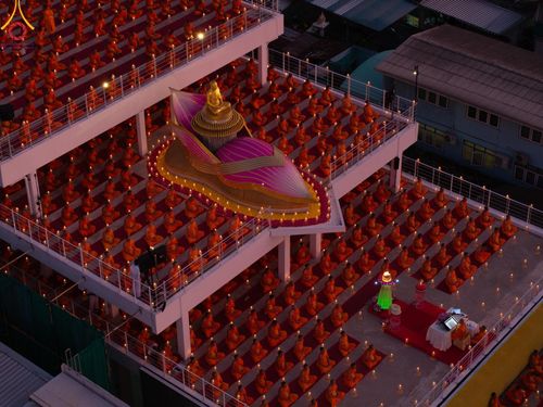 ภาพ No.201707:พิธีจุดประทีปถวายเป็นพุทธบูชา และบูชาธรรมมหาปูชนียาจารย์ ณ อาคารธรรมยาตรา กตัญญูบูชามหาปูชนียาจารย์ ตรงข้ามวัดปากน้ำภาษีเจริญ จ.กรุงเทพมหานคร ในโครงการธรรมยาตรา กตัญญูบูชา มหาปูชนียาจารย์ พระมงคลเทพมุนี(สด จนฺทสโร) พระผู้ปราบมาร อนุสรณ์สถาน 7 แห่ง