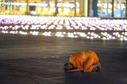 ภาพ No.241115:วันพุธที่ 27 สิงหาคม พ.ศ. 2568 พิธีจุดประทีป ในวันธรรมชัย ณ วัดพระธรรมกาย