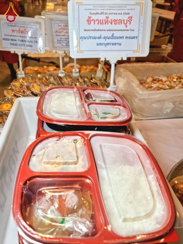 ภาพ No.203810:พิธีถวายภัตตาหารเป็นสังฆทาน แด่พระธรรมยาตรา ณ วัดพระธรรมกาย ตำบลคลองสาม อำเภอคลองหลวง จังหวัดปทุมธานี ในโครงการธรรมยาตรา กตัญญูบูชา มหาปูชนียาจารย์ พระมงคลเทพมุนี(สด จนฺทสโร) พระผู้ปราบมาร อนุสรณ์สถาน 7 แห่ง ปีที่ 13 วันที่ 30 มกราคม พ.ศ. 2568