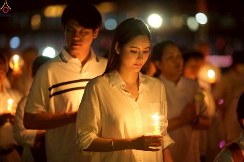 ภาพ No.224099:วันวิสาขบูชา วันอาทิตย์ที่ 11 พฤษภาคม พ.ศ. 2568 พิธีจุดวิสาขประทีป ,  พิธีเวียนประทักษิณรอบพระมหาธรรมกายเจดีย์ , พิธีฉลองชัยสวดมนต์บทธัมมจักกัปปวัตตนสูตร ครบ 7,357,000,000 จบ ณ มหารัตนวิหารคด วัดพระธรรมกาย