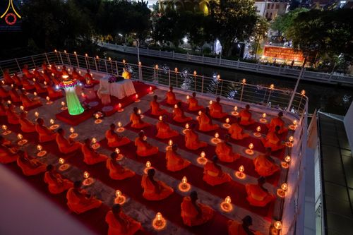 ภาพ No.119300:พิธีจุดประทีปถวายเป็นพุทธบูชา และบูชาธรรมมหาปูชนียาจารย์ พระมงคลเทพมุนี(สด จนฺทสโร) ในโครงการธรรมยาตราฯ วันที่ 26 มกราคม พ.ศ. 2567 ณ อาคารธรรมยาตรา กตัญญูบูชามหาปูชนียาจารย์ ตรงข้ามวัดปากน้ำภาษีเจริญ จ.กรุงเทพมหานคร