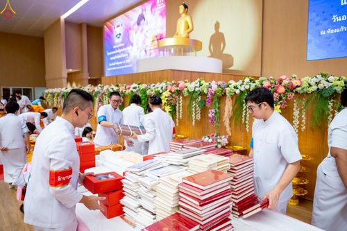 ภาพ No.228456:วันอาทิตย์ที่ 8 มิถุนายน พ.ศ. 2568 พิธีถวายทุนสนับสนุนพระไตรปิฎกฉบับธรรมชัย และอนุรักษ์คัมภีร์โบราณ ณ ห้องแก้วสารพัดนึก 2 วัดพระธรรมกาย