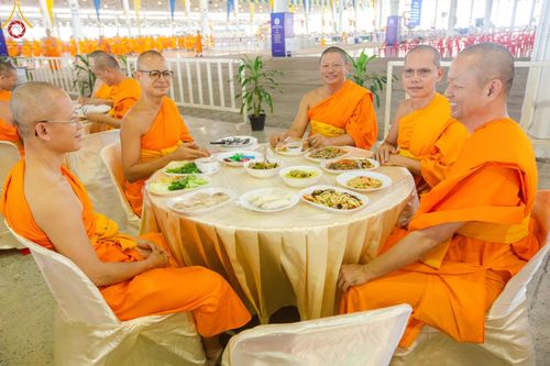 ภาพ No.150041:พิธีตักบาตร , พิธีปฎิบัติธรรม , พิธีถวายภัตตาหารเมนูสวรรค์ ในพรรษาแห่งการเข้าถึงธรรม วันธรรมชัย วันอังคารที่ 27 สิงหาคม พ.ศ.2567 ณ สภาธรรมกายสากล วัดพระธรรมกาย