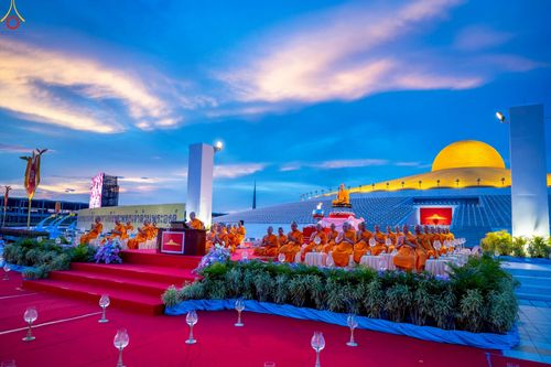 ภาพ No.253030:วันที่ 10 ตุลาคม พ.ศ. 2568 พิธีปลูกต้นทรัพย์บานชื่น ณ ลานธรรม วัดพระธรรมกาย