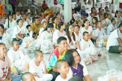 ภาพ No.61207:สามเณรออกบิณฑบาต และกิจกรรมอบรมสามเณร ในโครงการบรรพชาสามเณรฟื้นฟู พระพุทธศาสนาทั่วไทย ณ ศูนย์อบรมที่พักสงฆ์บ้านร่มเย็น จ.นราธิวาส วันที่ 2-15 เมษายน พ.ศ. 2567