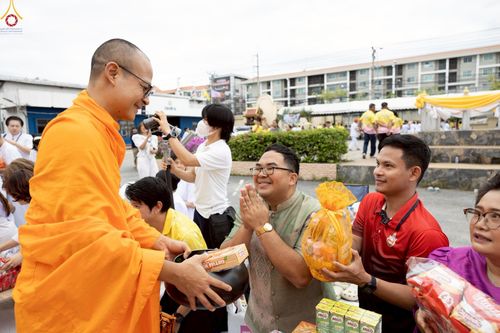 ภาพ No.242023:วันอาทิตย์ที่ 31 สิงหาคม พ.ศ. 2568 พิธีทำบุญแด่คณะสงฆ์ 122 รูป ฉลอง 121 ปี อำเภอคลองหลวง จ.ปทุมธานี เพื่อนำส่งช่วยเหลือคณะสงฆ์ 323 วัด 4 จังหวัดชายแดนภาคใต้ และช่วยเหลือประชาชนจากเหตุปะทะ แนวชายแดนไทย-กัมพูชา ณ บริเวณหน้าที่ว่าการอำเภอคลองหลวง 