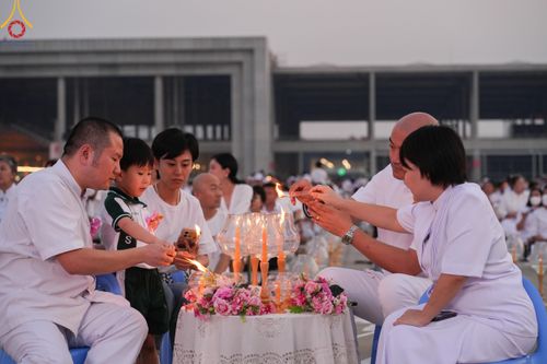 ภาพ No.122111:พิธีจุดประทีปถวายเป็นพุทธบูชา และบูชาธรรมมหาปูชนียาจารย์ พระมงคลเทพมุนี(สด จนฺทสโร) ในโครงการธรรมยาตรา กตัญญูบูชา มหาปูชนียาจารย์ พระมงคลเทพมุนี(สด จนฺทสโร) พระผู้ปราบมาร อนุสรณ์สถาน 7 แห่ง ปีที่ 12 วันที่ 31 มกราคม พ.ศ. 2567 ณ วัดพระธรรมกาย จ.ปทุมธานี