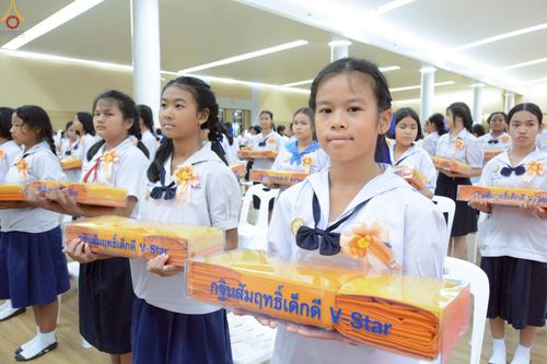 ภาพ No.246054:วันเสาร์ที่ 13 กันยายน พ.ศ. 2568 พิธีมอบผ้าไตรประธานกฐินสัมฤทธิ์เด็กดี V-Star ณ สภาธรรมกายสากล วัดพระธรรมกาย