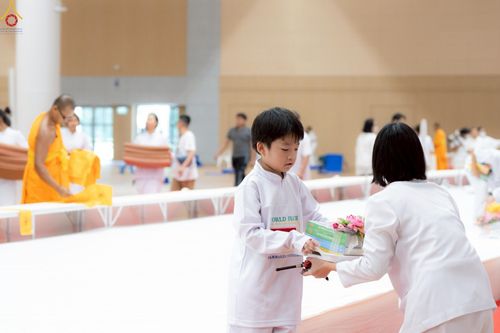 ภาพ No.225483:วันอาทิตย์ที่ 18 พฤษภาคม พ.ศ. 2568 พิธีร่วมบุญการศึกษา พระภิกษุ สามเณร ณ ห้องแก้วสารพัดนึก 2 วัดพระธรรมกาย