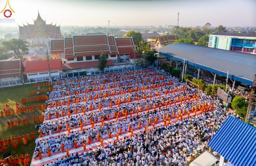 ภาพ No.197775:พิธีตักบาตรพระธรรมยาตรา ณ อนุสรณ์สถานลำดับที่ 4 สถานที่เกิดด้วยกายธรรม วัดโบสถ์(บน) ต.บางคูเวียง จ.นนทบุรี ในโครงการธรรมยาตรา กตัญญูบูชา มหาปูชนียาจารย์ พระมงคลเทพมุนี(สด จนฺทสโร) พระผู้ปราบมาร อนุสรณ์สถาน 7 แห่ง ปีที่ 13 วันที่ 19 มกราคม พ.ศ. 2568