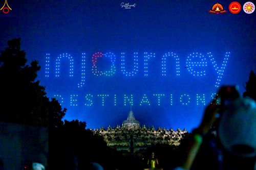 ภาพ No.224615:วันจันทร์ที่ 12 พฤษภาคม พ.ศ. 2568  ชาวพุทธในอินโดนีเซีย ร่วมฉลองวิสาขบูชาจุดประทีปกว่า 200,000 ดวง ณ พระมหาเจดีย์บรมพุทโธ  เจริญพุทธมนต์ถวาย “พระวชิรเกล้าเจ้าอยู่หัว”