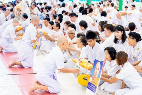 ภาพ No.228996:วันเสาร์ที่ 14 มิถุนายน พ.ศ. 2568 พิธีเวียนประทักษิณ , พิธีขอขมารับผ้าไตร ในโครงการบรรพชาอุปสมบทหมู่ ผู้บริหารรุ่นที่ 15 และ อุดมศึกษา รุ่นที่ 52 ณ โบสถ์พระไตรปิฎก วัดพระธรรมกาย