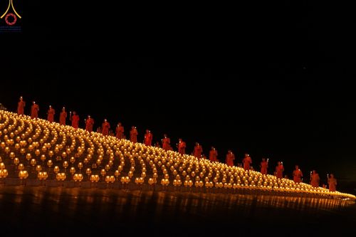 ภาพ No.160719:พิธีจุดประทีป 20,000 ดวง บูชาพระมหาธรรมกายเจดีย์ และบูชาพระมงคลเทพมุนี (สด จนฺทสโร) พระผู้ปราบมาร ณ ลานธรรม พระมหาธรรมกายเจดีย์ วัดพระธรรมกาย จ.ปทุมธานี วันที่ 10 ตุลาคม พ.ศ. 2567