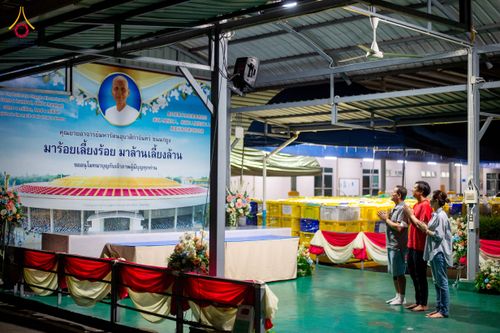 ภาพ No.325196:วันที่ 24-25 เมษายน พ.ศ.2569  เจ้าหน้าที่และอาสาสมัครรับบุญเก็บงานล้างภาชนะ งานถวายมหาสังฆทาน 40,000 กว่าวัดทั่วประเทศ  ณ โรงครัว 71 ปีวัดพระธรรมกาย