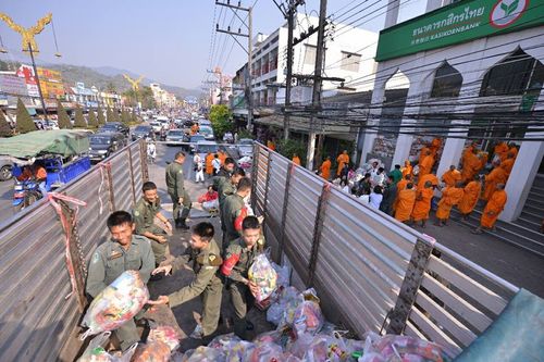 ภาพ No.15861:ประมวลภาพตักบาตรพระ 3 แผ่นดิน พระ 10,000 รูป ปีที่ 2 จ.เชียงราย