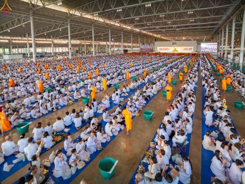 ภาพ No.318162:วันอาทิตย์ต้นเดือนที่ 5 เมษายน พ.ศ.2569 พิธีตักบาตร ณ บ้านแก้วเรือนทองคุณยายอาจารย์ฯ วัดพระธรรมกาย