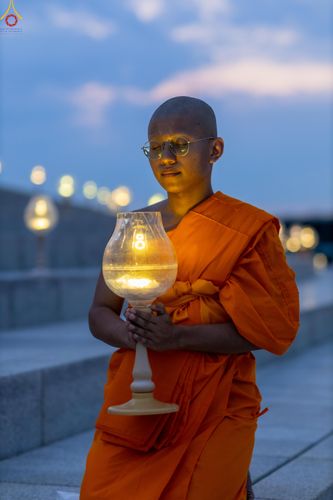 ภาพ No.330957:วันวิสาขบูชา อาทิตย์ที่ 31 พฤษภาคม พ.ศ.2569 พิธีจุดวิสาขประทีป , พิธีเวียนประทักษิณ  รอบพระมหาธรรมกายเจดีย์  และพิธีฉลองชัยสวดมนต์บทธัมมจักกัปปวัตนสูตร  ครบ 8,415,000,000 จบ ณ วัดพระธรรมกาย