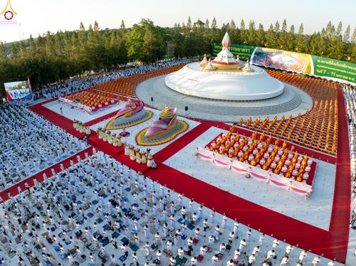 ภาพ No.292206:วันที่ 10 มกราคม พ.ศ. 2569 พิธีจุดประทีปถวายเป็นพุทธบูชา และบูชาธรรมมหาปูชนียาจารย์  ณ อนุสรณ์สถานคลองบางนางแท่น อ.สามพราน จ.นครปฐม ในโครงการธรรมยาตรา กตัญญูบูชา มหาปูชนียาจารย์ พระมงคลเทพมุนี(สด จนฺทสโร) พระผู้ปราบมาร อนุสรณ์สถาน 7 แห่ง ปีที่ 14