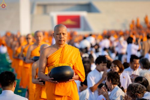 ภาพ No.279824:วันที่ 1 มกราคม พ.ศ.2569 พิธีตักบาตรในวันขึ้นปีใหม่ ณ ลานธรรม วัดพระธรรมกาย