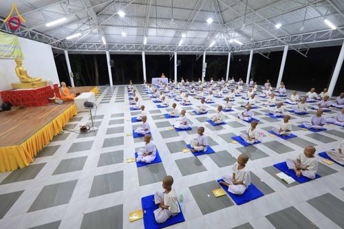 ภาพ No.319919:วันที่ 1 เมษายน พ.ศ.2569 นาคน้อยว่าที่สามเณรธรมทายาท จำนวน 98 คน  ร่วมกันสวดมนต์ทำวัตรเย็นและนั่งสมาธิ ณ ศูนย์ปฏิบัติธรรมบุรีรัมย์ จ.บุรีรัมย์