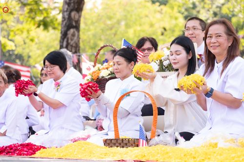 ภาพ No.304106:วันที่ 25 มกราคม พ.ศ. 2569 พิธีต้อนรับพระธรรมยาตรา  รร.สามัคคีราษฏร์บำรุง-วัดพระธรรมกาย ในโครงการธรรมยาตรา กตัญญูบูชา มหาปูชนียาจารย์ พระมงคลเทพมุนี(สด จนฺทสโร) พระผู้ปราบมาร อนุสรณ์สถาน 7 แห่ง ปีที่ 14