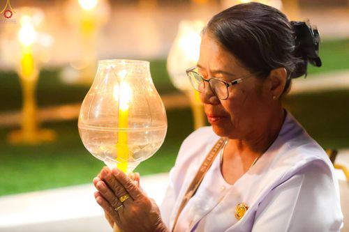 ภาพ No.290249:วันที่ 6 มกราคม พ.ศ. 2569 พิธีจุดประทีปถวายเป็นพุทธบูชา และบูชาธรรมมหาปูชนียาจารย์ (ภาพชุดที่ 2) ณ อนุสรณ์สถานมหาวิหารพระมงคลเทพมุนี (โลตัสแลนด์) อ.สองพี่น้อง จ.สุพรรณบุรี ในโครงการธรรมยาตรา กตัญญูบูชา มหาปูชนียาจารย์ พระมงคลเทพมุนี(สด จนฺทสโร) พระผู้ปรา