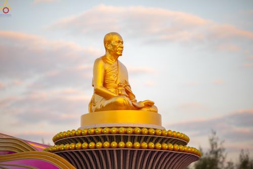 ภาพ No.302489:วันที่ 24 มกราคม พ.ศ. 2569 พิธีตักบาตรพระธรรมยาตรา ณ อนุสรณ์สถานลำดับที่ 5 สถานที่เผยแผ่วิชชาธรรมกายครั้งแรก อนุสรณ์สถานบางปลา วัดบางปลา อำเภอบางเลน จังหวัดนครปฐม ในโครงการธรรมยาตรา กตัญญูบูชา มหาปูชนียาจารย์ พระมงคลเทพมุนี(สด จนฺทสโร) พระผู้ปราบมาร อนุส