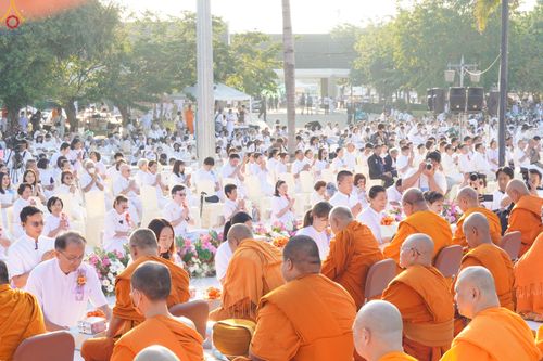 ภาพ No.282641:วันเสาร์ที่ 20 ธันวาคม พ.ศ.2568 พิธีตักบาตรพระ 10,000 รูป (ชุด 2) เนื่องในโอกาส 194 ปี จังหวัดกาญจนบุรี และอุทิศส่วนกุศลให้แด่บรรพชนทั้งหลาย บริเวณถนนสองแคว (Skywalk) เมืองกาญจนบุรี