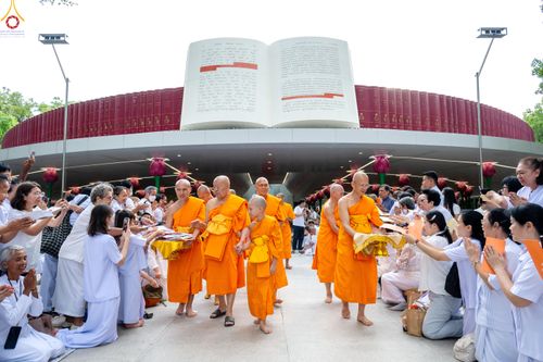 ภาพ No.330886:วันวิสาขบูชา อาทิตย์ที่ 31 พฤษภาคม พ.ศ.2569 พิธีบรรพชาสามเณรอุบาสก 11 ท่าน , พิธีถวายบาตรผ้าไตร และจตุปัจจัยไทยธรรม แด่สามเณร , พิธีอุปสมบทอุทิศชีวิต , พิธีกล่าวคำกัปปิยภัณฑ์  ณ อุโบสถพระไตรปิฎก วัดพระธรรมกาย จังหวัดปทุมธานี
