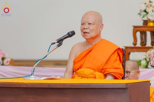 พระภิกษุสงฆ์กำลังพูดผ่านไมโครโฟนในการสัมมนา