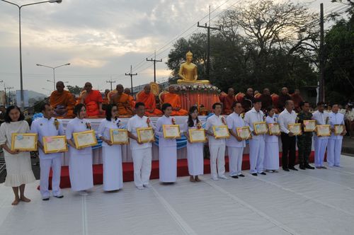 ภาพ No.10850:ประมวลภาพตักบาตรระนองมิตรภาพไทย - พม่า พระ 1,500 รูป