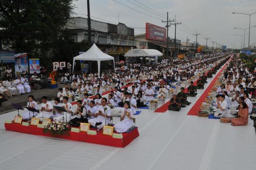 ภาพ No.10847:ประมวลภาพตักบาตรระนองมิตรภาพไทย - พม่า พระ 1,500 รูป