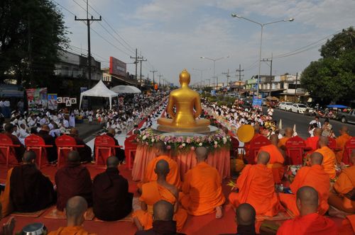 ภาพ No.10849:ประมวลภาพตักบาตรระนองมิตรภาพไทย - พม่า พระ 1,500 รูป