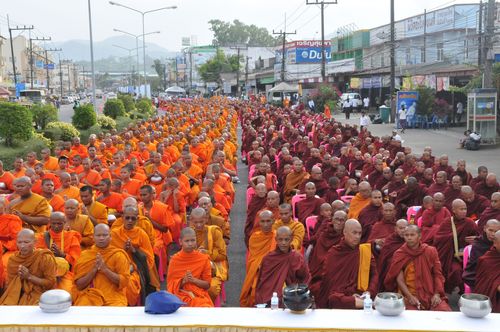 ภาพ No.10852:ประมวลภาพตักบาตรระนองมิตรภาพไทย - พม่า พระ 1,500 รูป