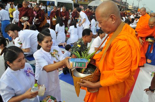 ภาพ No.10854:ประมวลภาพตักบาตรระนองมิตรภาพไทย - พม่า พระ 1,500 รูป