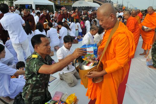 ภาพ No.10855:ประมวลภาพตักบาตรระนองมิตรภาพไทย - พม่า พระ 1,500 รูป