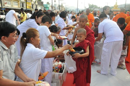 ภาพ No.10856:ประมวลภาพตักบาตรระนองมิตรภาพไทย - พม่า พระ 1,500 รูป