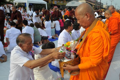 ภาพ No.10857:ประมวลภาพตักบาตรระนองมิตรภาพไทย - พม่า พระ 1,500 รูป