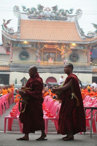 ภาพ No.10883:ประมวลภาพตักบาตร 3 แผ่นดิน พระ 10,000 รูป เหนือสุดยอดแดนสยาม