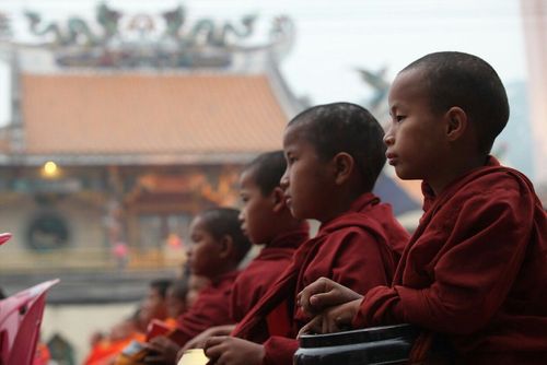 ภาพ No.10884:ประมวลภาพตักบาตร 3 แผ่นดิน พระ 10,000 รูป เหนือสุดยอดแดนสยาม