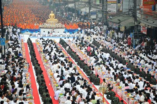 ภาพ No.10886:ประมวลภาพตักบาตร 3 แผ่นดิน พระ 10,000 รูป เหนือสุดยอดแดนสยาม
