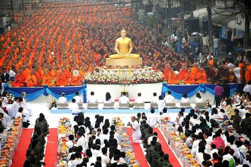 ภาพ No.10888:ประมวลภาพตักบาตร 3 แผ่นดิน พระ 10,000 รูป เหนือสุดยอดแดนสยาม