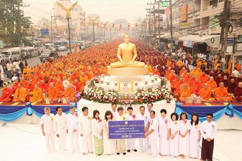 ภาพ No.10887:ประมวลภาพตักบาตร 3 แผ่นดิน พระ 10,000 รูป เหนือสุดยอดแดนสยาม