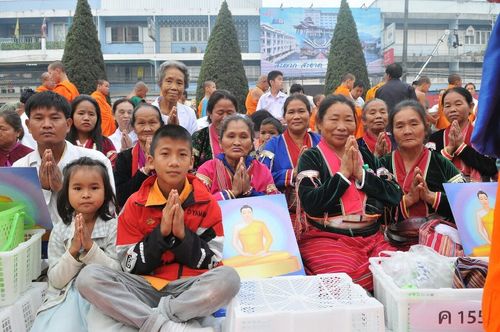 ภาพ No.10894:ประมวลภาพตักบาตร 3 แผ่นดิน พระ 10,000 รูป เหนือสุดยอดแดนสยาม