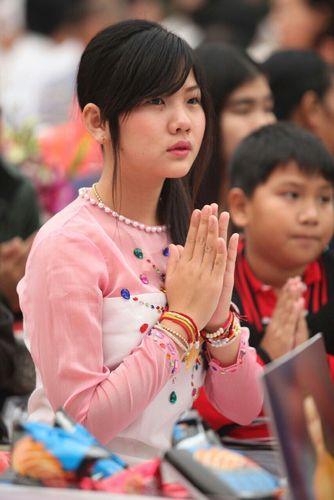 ภาพ No.10890:ประมวลภาพตักบาตร 3 แผ่นดิน พระ 10,000 รูป เหนือสุดยอดแดนสยาม